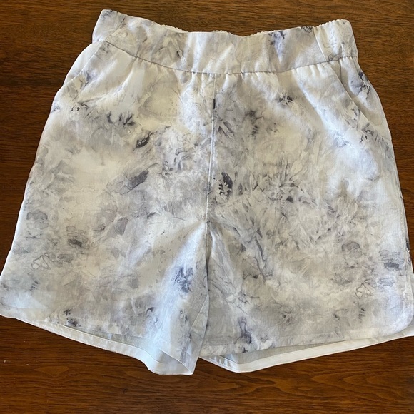 Lululemon flat front relaxed short 4.5” size: 2 - Picture 5 of 6